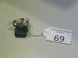 un petit objet noir auquel est attachée une étiquette