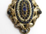 une image représentant un collier bleu et or orné d'un pendentif