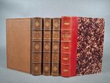 trois livres superposés sur une table