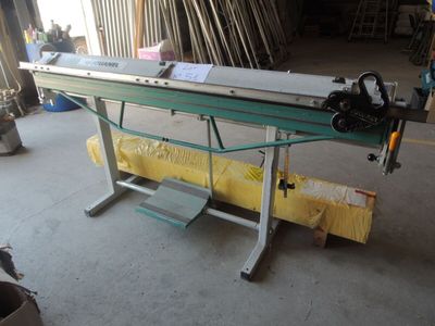 une machine posée sur une table dans un entrepôt