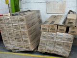 de nombreux cartons empilés les uns sur les autres dans un entrepôt