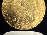 une image montrant un gros plan d'une pièce d'or posée sur une table
