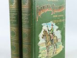 deux livres verts avec des illustrations représentant un homme à cheval et un homme à cheval
