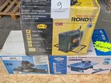 une pile de boîtes empilées les unes sur les autres