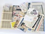 une pile de timbres et d'enveloppes posée sur une table