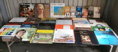 beaucoup de livres sur une table dans une pièce