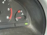 un gros plan sur le tableau de bord d'une voiture avec un compteur de vitesse