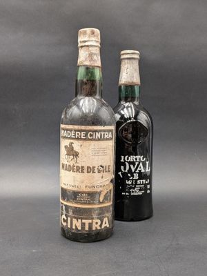 deux bouteilles de vin posées l'une à côté de l'autre sur une table
