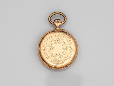 une image représentant une montre de poche en or ornée d'un médaillon