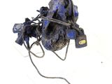 un sac bleu orné d'un bouquet de fleurs bleues