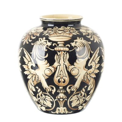 un vase noir et doré orné d'un motif représentant un lion