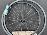 une roue de vélo à laquelle est fixé un guidon bleu