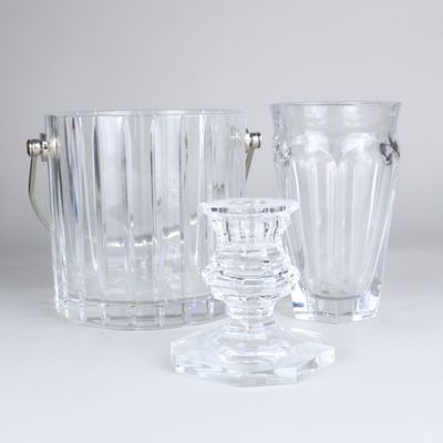 trois verres et un vase posés sur une table