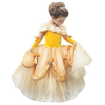 une fille vêtue d'une robe jaune et de gants, debout devant un fond blanc