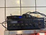 une photo d'une chaîne hi-fi posée sur une étagère dans une cuisine