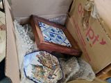 une boîte en carton contenant un cadre photo et une assiette