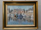 une peinture de bateaux dans un port avec des bâtiments à l'arrière-plan