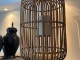 deux vases posés sur une table en bois dans une pièce