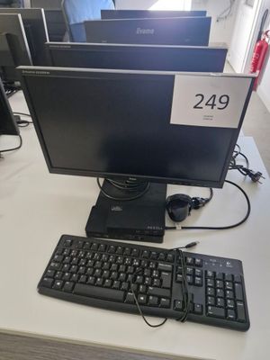 beaucoup d'écrans d'ordinateur et de claviers sur le bureau