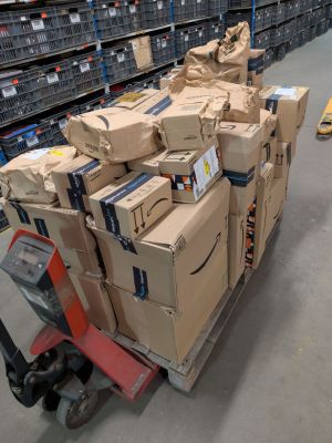 Les cartons sont empilés sur un chariot dans un grand entrepôt