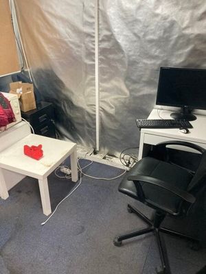 1 bureau droit 1 fauteuil tournant 5 roulettes