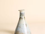 un petit vase posé sur une table