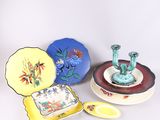 beaucoup d'assiettes et de vases posés sur une table