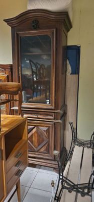 un meuble en bois et une chaise dans une pièce
