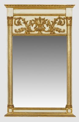un miroir doré et blanc posé sur une étagère en bois