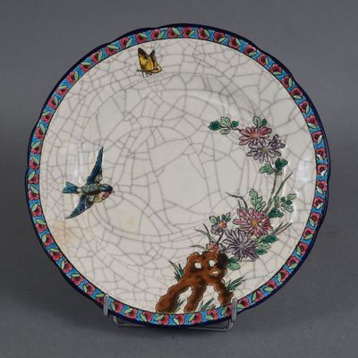 une assiette ornée d'un motif représentant un oiseau et une fleur