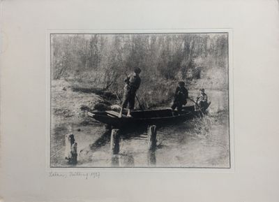 une photo en noir et blanc de deux personnes dans un bateau