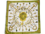 une photo d'un foulard carré sur lequel figure un trousseau de clés