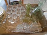 une boîte contenant des verres à vin vides