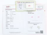 deux feuilles accompagnées d'un certificat et d'un diamant sur un fond blanc