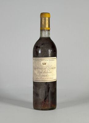 une vieille bouteille de vin posée sur une table