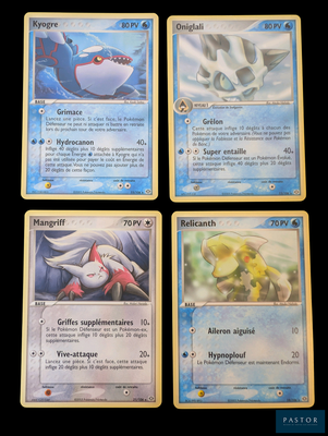 Quatre cartes Pokémon sont posées sur une surface noire