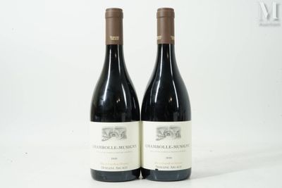 deux bouteilles de vin posées sur une table blanche