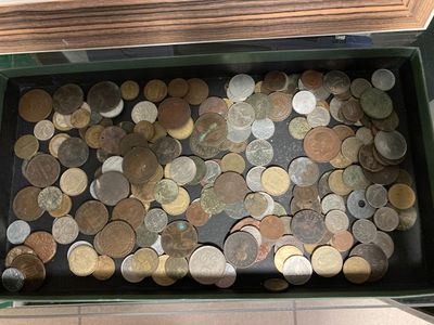 beaucoup de pièces dans une boîte verte posée par terre