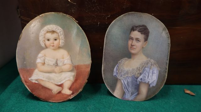 Ecole française vers 1900. « Portrait de femme en robe bleue et d...