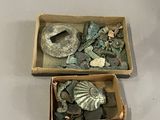 deux boîtes contenant divers objets, posées sur une table