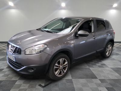 nissan qxv dans une salle d'exposition au sol en damier