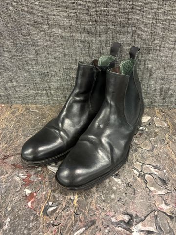 Paire de bottines en cuir noir. Pointure 43