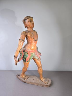 Inde ou Birmanie "Personnage marchant". Sujet en bois sculpt…