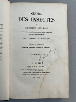 un livre ouvert sur lequel figure la photo d'un homme