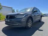un SUV Volkswagen gris garé sur un parking