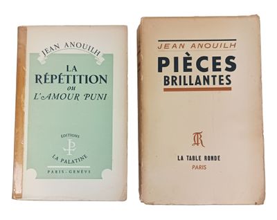 deux livres posés l'un sur l'autre sur une surface blanche