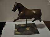 une statue de cheval posée sur une table