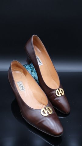 CELINE – Paire de chaussures à petit talon en cuir marron, une bo...