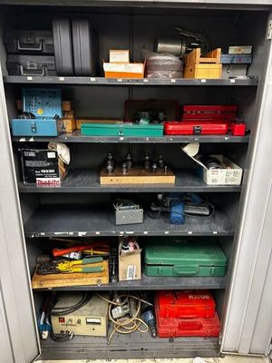 une armoire de rangement en métal sur laquelle sont posés de nombreux objets divers