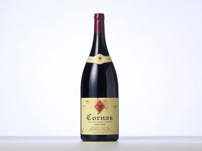une bouteille de vin rouge posée sur une table